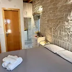 Nafsika's - Magazia Paxos Manesatika